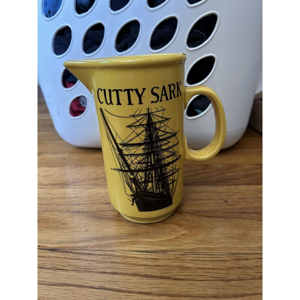 VTG CUTTY SARK Yellow Bar Ship Pitcher Scotch Whiskey Buckingham Scotland 6.75"